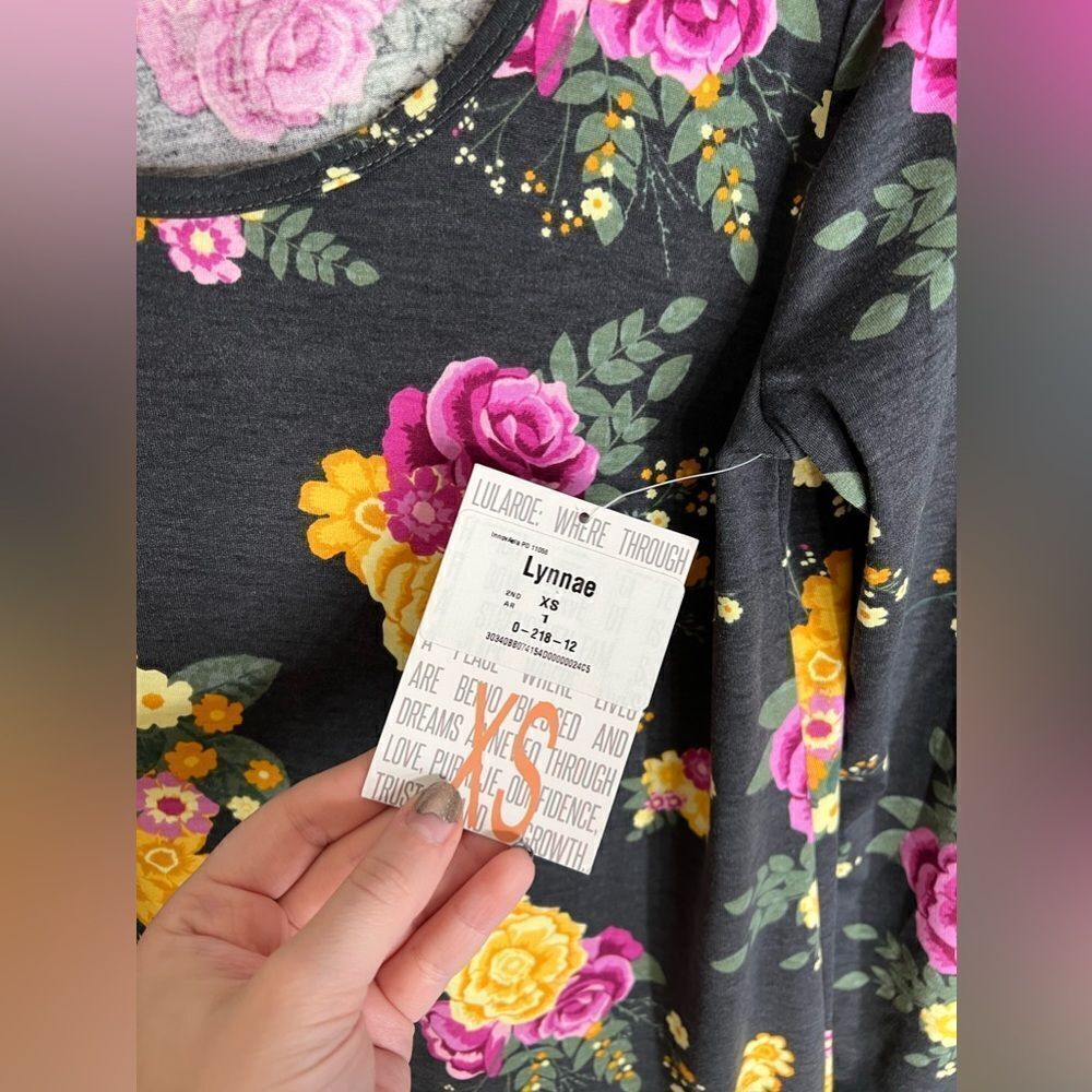 NWT LulaRoe Lynnae Top - Picture 2 of 4